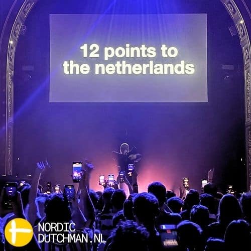 Joost Klein volledig uit zijn dak in Stockholm Joost Klein op het podium in Stockholm om Europapa te zingen in Zweden